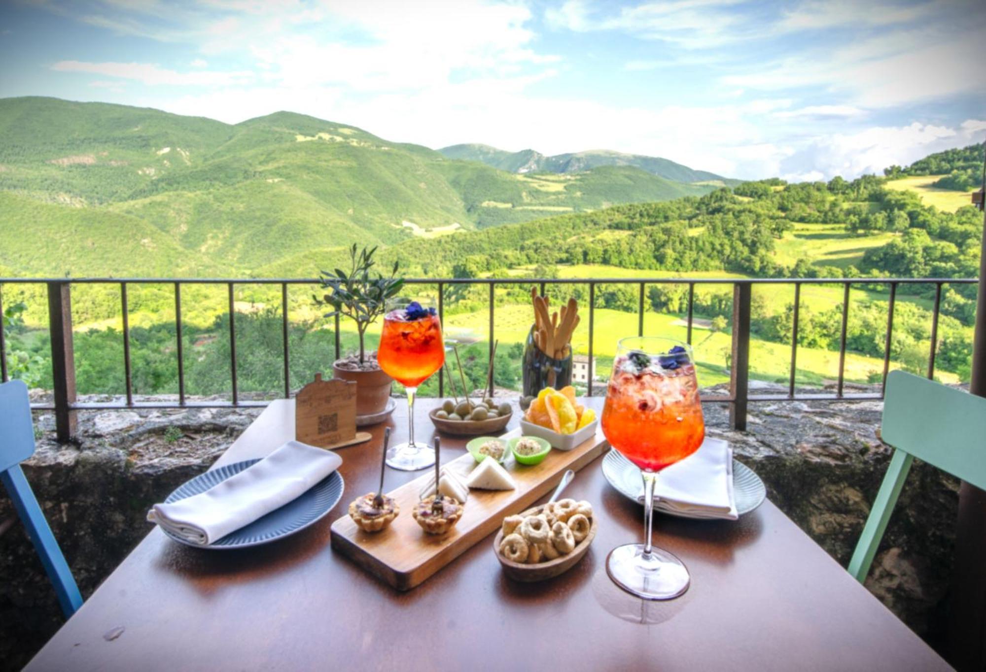 Castello Di Postignano Relais Hotell Sellano Exteriör bild